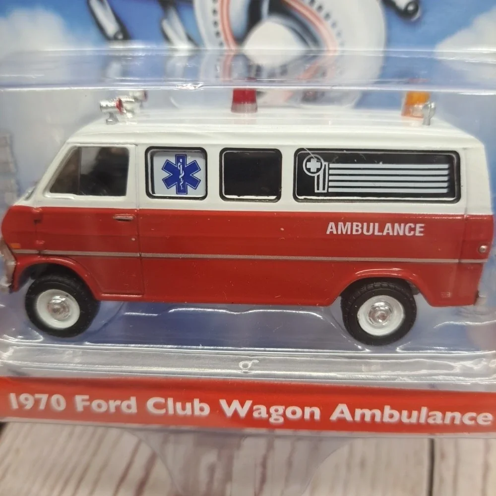 GREENLIGHT HOLLYWOOD 1970 FORD CLUB WAGON AMBULANCE 1/64 AIRPLANE! NIP
